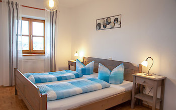 Ferienwohnungen in Bayern - Schlafzimmer mit Doppelbett